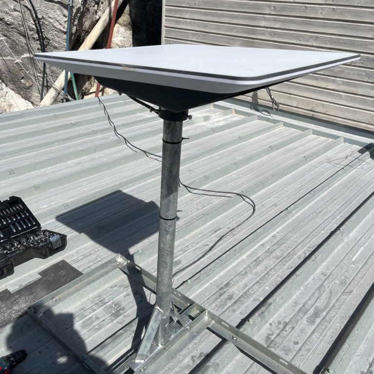 Notre installateur Starlink s'adaptera à votre antenne Starlink et la connectera à votre routeur Starlink. Grâce au fait que nous transmettons le signal depuis une hauteur située à l'extérieur de votre propriété, vous n'aurez aucun obstacle au sol dans votre jardin.